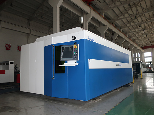 Buksan ang Uri 700W CNC Fiber Laser Cutting Machine para sa Sheet Metal 3015
